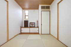 来客や親戚、友人が泊まるときに使用する和室。ヒノキの天井に縁なしの琉球風の畳はどの世代にも居心地よさを感じさせる