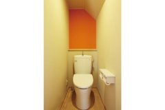 2階トイレと正面の壁紙を変えている1階のトイレ
