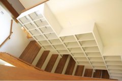 階段に並んだ大容量の造作棚。これだけあればたくさんの蔵書もしっかり収まる