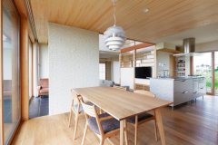 無機質な印象になりがちなステンレス製のキッチンも、上質な木の彩りに囲まれた空間ではスタイリッシュな家具のように空間に溶け込んでいる