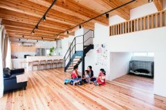 天井には構造体の梁と木の板、床には無垢材と、木に包まれているLDK。ひとつの空間にすることで、広さはもちろん家族が近くに感じられる
