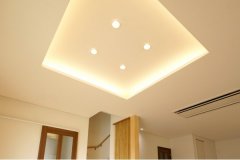家の中心となるリビングは掘り込み天井にして、雰囲気のある間接照明でやさしく室内を照らす。また 垂直方向に開放感を感じることができる効果も