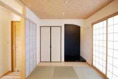 玄関と一体化する和室はゲストが来た時にすぐにお部屋に通すことができ、かつ生活の中心であるリビングから一定の距離を置いているので、機能を分けて使うことができる。壁は漆喰で仕上げているのも見所