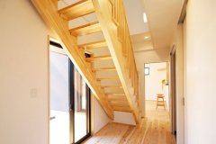 一階廊下から二階に伸びる階段は構造体のみとしたスケルトン階段を採用。見た目にも軽くなってダイナミック感が生まれ、空気の通りも良くなり開放感が生まれる