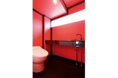 真紅のクロスが印象的なトイレは花魁屋敷をモチーフに。さりげなく利かせた黒の差し色がポイント