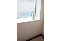 Mさん宅は通常の2倍以上の断熱材を使用しているため壁が厚めになっている。高気密高断熱の空間だけでなく、熱交換型の24時間換気システムを取り入れることで、窓を閉め切ったままでも心地よい気温をキープできる