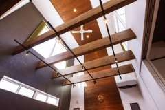 見事な梁と、壁から天井に上る無垢の飾り板が気品ある空気感をつくり、広々とした空間に仕上がっている