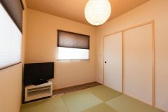 琉球畳を敷いたモダンな和室は洋風住宅にも違和感なくなじみます。一部を板張りにすることで趣を演出しながら機能面にも配慮