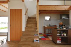 キッチンのカラフルな床タイルは奥さまの一番のお気に入り。手前の造作カウンターは可動式