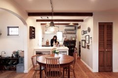 キッチンはレンジを背面、シンクを対面に分けて作業スペースを確保。天板を広々と使えるのでパンづくりも快適