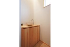 トイレの造作棚。シンプルなシンクボウルがアクセント
