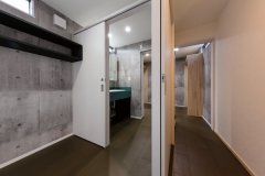 浴室からランドリー、洗面台、物干し場、クローゼットまで一直線。廊下からどの空間にも直接出入りできるよう、限られた空間にいくつもの扉を設けた設計は苦心作