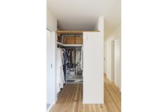 脱衣所とベランダに隣接したファミリークローゼット。洗濯から収納までの動線をまとめることで家事効率アップを実現しました。