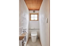 1階の防犯対策用にと選んだのが、シンプルなデザインが魅力のアイアン製の十字格子。トイレや浴室の窓に設置しました。