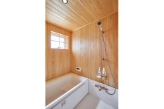 浴室の壁面と天井に無垢のヒノキ板を貼り、豊かな香りに包まれるバスタイムを演出。お手入れしやすいよう防水塗装を施しました。
