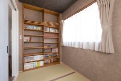 ご主人が寝ころんで漫画を読める3.5帖の書斎。壁に埋め込まれた可動板の造作本棚のおかげで、場所を取ることなく収納できます