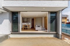 高い住宅性能により、大きな窓を設けても外気の影響を受けにくく年じゅう快適。風通しの良い珪藻土塗りの室内はカラリとして爽やか。