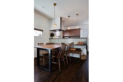 好みの家具や雑貨にテイストを合わせた対面キッチン。ご主人が選んだというカウンターのデザインタイルが空間のアクセントとなっている。