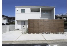 「飽きのこないシンプルな家づくり」を目指し、外壁には白色のガルバリウムを選択。ZEH対応の高水準の住宅性能にもこだわりました。