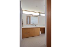01 清潔感あふれる洗面室。ゆったりとした実験用シンクは、レトロなデザインと実用性の高さが魅力。