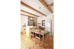 パインの床と珪藻土の壁、ナチュラルな室内のイメージに合わせて、キッチン
カウンターや食器棚もパイン材で造作