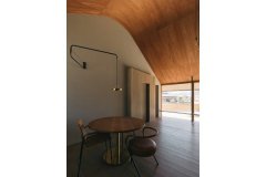 物を減らし、シンプルな空間をキープ。テーブル・椅子・照明は、全て岡山県津山市の家具工房「KITAWORKS」のもの。
