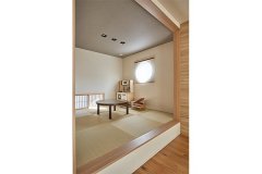 琉球畳で和モダンに仕上げた和室。小上がりにしたことで、腰掛けてゆったりくつろぐことも可能に。