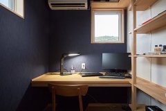 ご主人の書斎には、棚や机の木材がよく映え、空間を引き締めるデニムのクロスを採用。
