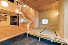 リビングとつながる2帖の和室と土間。竹の網代天井や6枚建ての障子といった繊細な造作に、職人技が光ります。