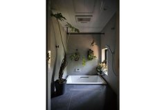 造作の空間と熱帯植物の組み合わせが雰囲気抜群の浴室。埋め込み型のバスタブからは美しい中庭の景色を見ることができます。