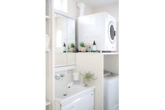真っ白な洗面スペースに、小さなグリーンをさりげなく飾るだけでおしゃれな雰囲気に早変わり。