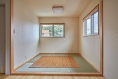 ふわっと漂う畳の香りと落ち着く色合いが心地よい2階の和室は、ゲスト用としても大活躍しています。