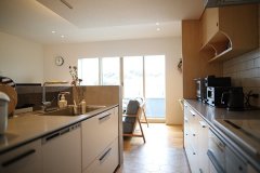 ゆとりのある2階のキッチンは、動きやすく背面収納も充実。自然光がたっぷり入り込み手元の明るさも十分。