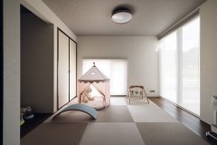 ダイニング脇の小上がりの和室。床の間・板の間のある本格的な和の造りに、薄桃色の琉球畳を合わせてかわいらしく。