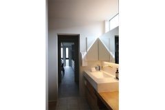 洗面室はホテルのパウダールームをイメージ。マーブル模様の洗面ボウルは、目に入るたびにうっとりする美しさ。