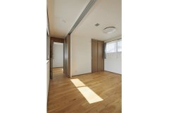 2階の個室は引き戸を開ければホールとつながるオープンな空間。2方向の窓から光を取り込めます。