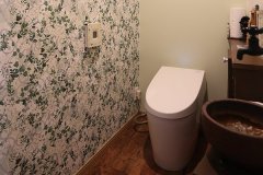 グリーンと植物柄のクロスで爽やかな印象に。アンティーク調の手洗いボウルと壁付けの水栓が遊び心を添えています。