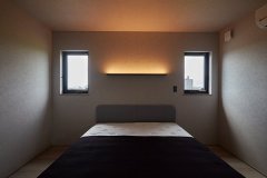 2階にある7帖の寝室は、休むことを大事にしたシンプルな空間。窓は絞り、間接照明で落ち着く空間を演出。