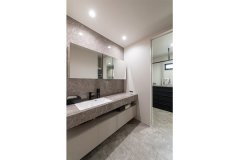 生活感の出やすい洗面室は、大理石調の高級感あふれるデザインを採用。洗面台が広いので朝の支度が快適です。