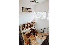「完全な個室より、家族の気配を感じられる場所がいい」とのご主人の要望から、階段踊り場に多目的に使える書斎コーナーを配置。