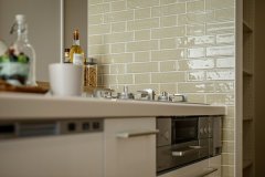 キッチン横の壁はタイルを張って汚れにも強く、デザイン性のある仕上がりに