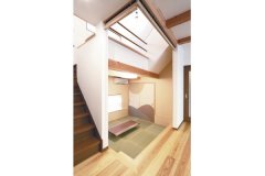 昔の造りを復刻した低め天井が落ち着く和室。襖はオリジナルデザイン