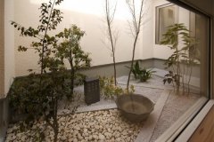 和室とバスルームに光と四季の移ろいを導く中庭