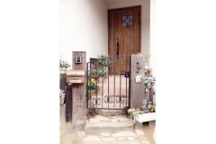 門柱やポストが味のある玄関。丁寧に手入れされた花や緑が来る人の目を楽しませる