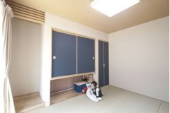 お子さんがお昼寝をしたり遊んだり、活用の幅が広い和室。紺色のふすまがアクセント