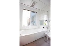 ご主人お気に入りのお風呂は大きな窓が特徴。マジックミラーを採用し、視線を気にせずくつろげるうれしい空間になっている