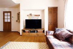 建具や床に合わせて家具作家の藤川さんがデザイン、製作まで手掛けたTVボード 