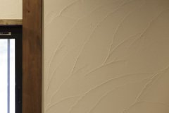 左官職人の技により仕上げられる塗り壁。コテ跡が美しい陰影を生む。「漆喰」は調湿・保温保冷効果があり、常に快適な室内環境をつくってくれる。