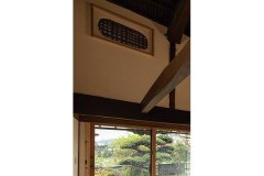 建築当初、ささやかな明かり取りや通風を目的として厨子二階（収納）に設けられた「木舞下地窓」。控え目な存在だが古民家ならではの特徴といえるこの窓を残し、風が入らないよう室内側をアクリル板で覆った。
