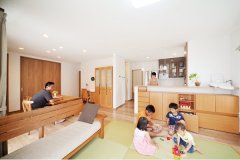 リビングの畳スペースは適度な柔らかさと吸音性に優れ、子どもたちのプレイスペースにぴったり
